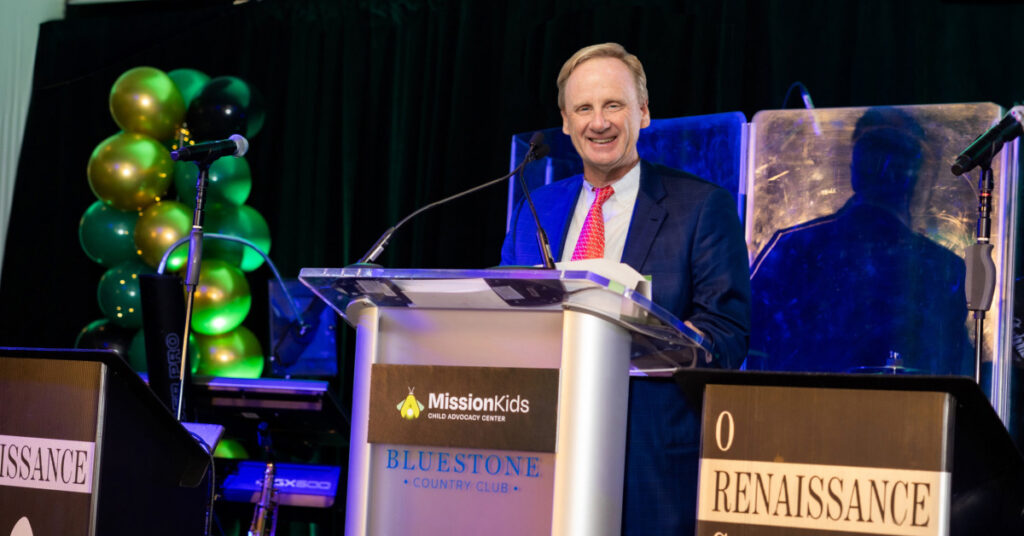 Geof McKernan at the podium receiving his Mission Kids award